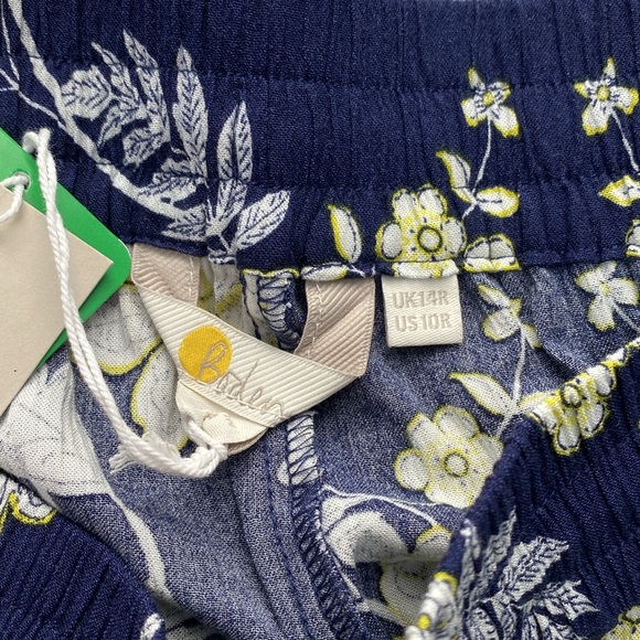 Boden Crinkle Tapered Pants - Picture 4 of 5